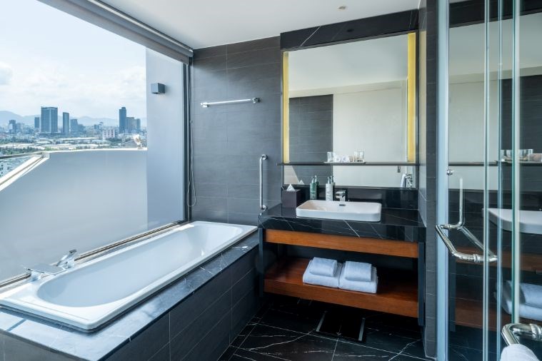 Phòng Panoramic Room Ocean View with Balcony